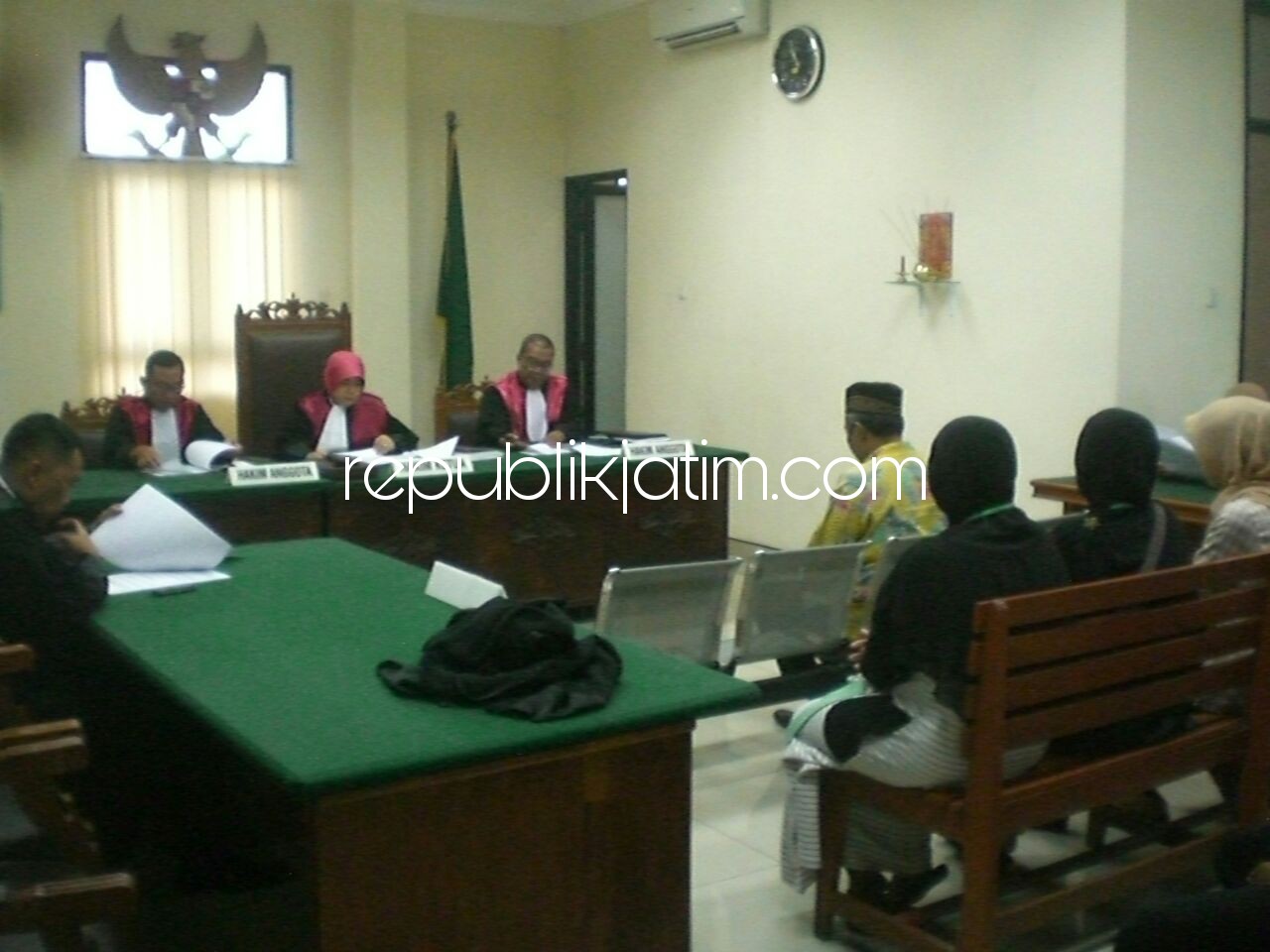 EKSEPSI - Penasehat hukum terdakwa, Sirojuddin menganggap dakwaan JPU tidak sah karena hanya mengandal keterangan seorang saksi dalam sidang eksepsi kemarin.