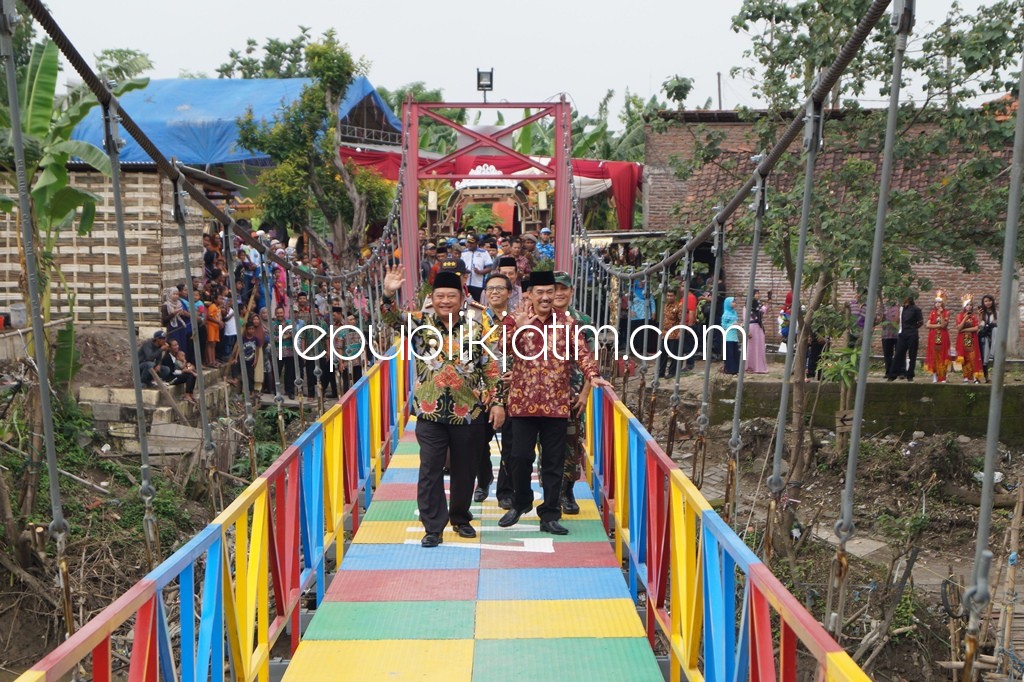 RESMIKAN - Bupati Sidoarjo, Saiful Ilah meresmikan jembatan gantung warna warni penghubung Dusun Patuk dan Dusun Patuk Pulo, Desa Sidomulyo, Kecamatan Krian, Kabupaten Sidoarjo, Jumat (29/12/2017).