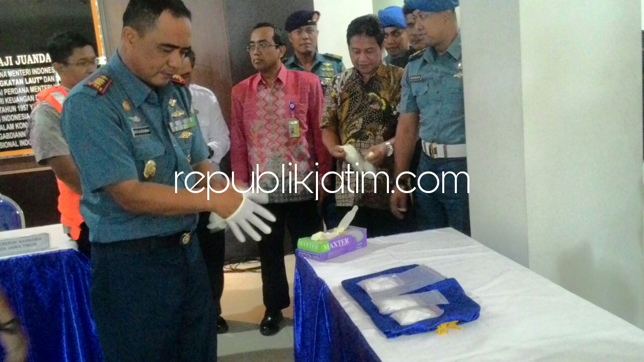 DISELUNDUPKAN - Satuan Tugas Pengamanan (Satgas Pam) Bandara Internasional Juanda di bawah naungan TNI AL mengamankan narkoba jenis sabu-sabu seberat 2.775 gram di terminal Cargo Bandara Internasional Juanda, Sidoarjo, Jumat (29/12/2017).