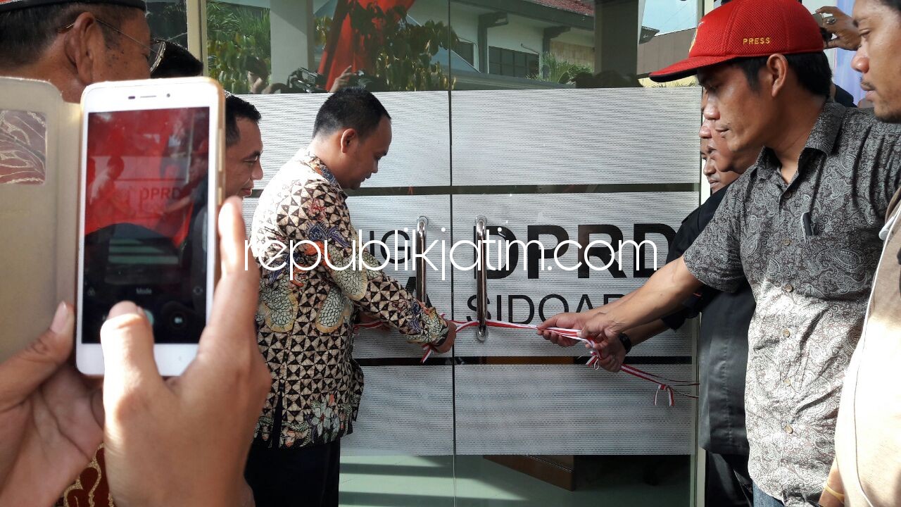 RESMIKAN - Ketua DPRD Sidoarjo, Sullamul Hadi Nurmawan meresmikan Media Center DPRD Sidoarjo, Jumat (29/12/2017).